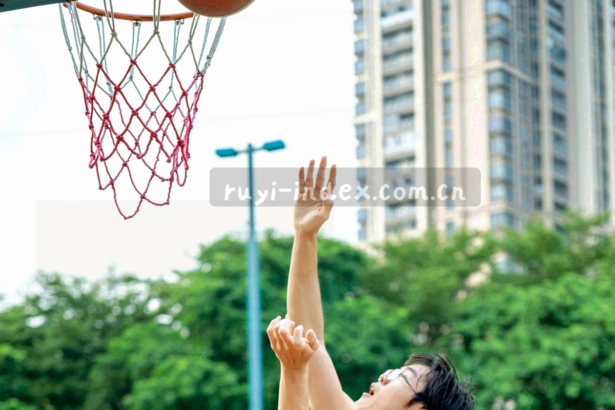 锁形轮廓与如意纹细线结合的抽象图形，宣纸白底配雾灰网格